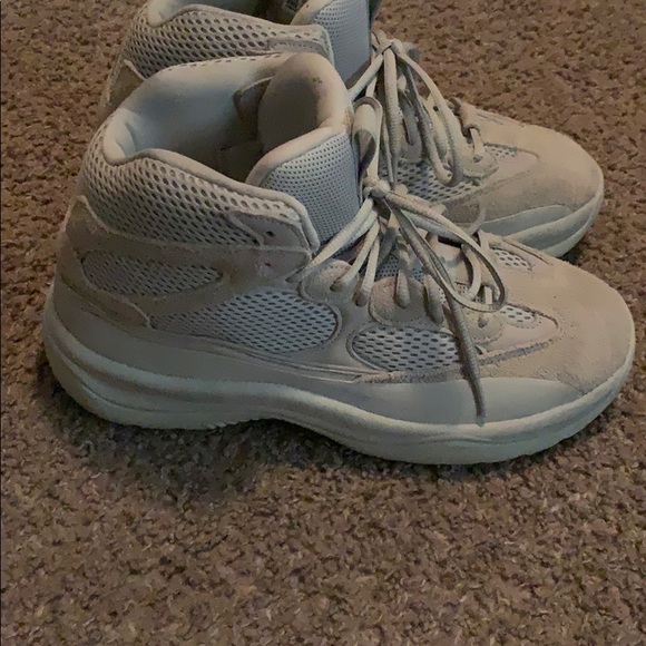 Yeezy boots size 9.5 main image 4